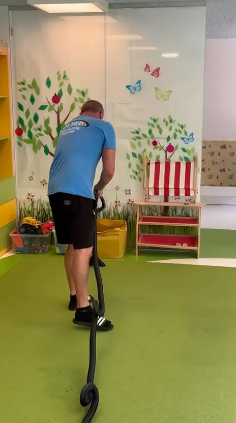 Video: pracovník tepuje celoplošný koberec extrakčnou hubicou