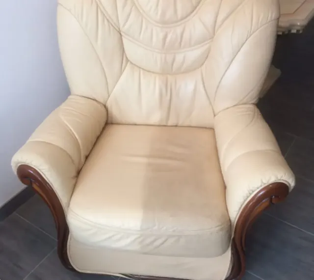 Krémové kožené kreslo s drevenými područkami po vyčistení