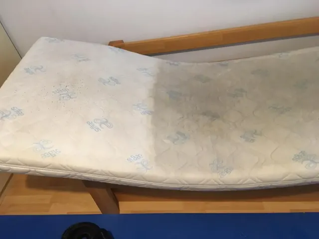 Matrac, na ktorom je vytepovaná časť výrazne svetlejšia než zvyšok povrchu