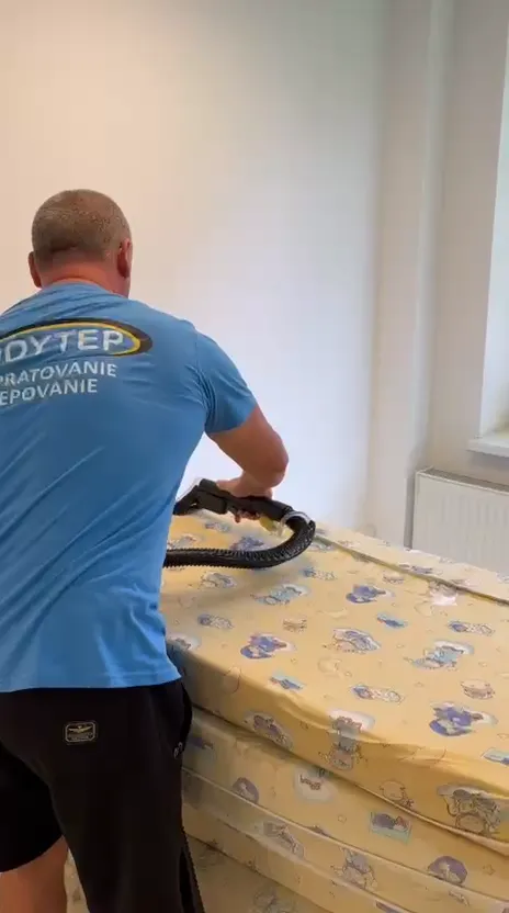Video: pracovník firmy BODYTEP tepuje extrakčnou hubicou naukladané matrace z detských postieľok