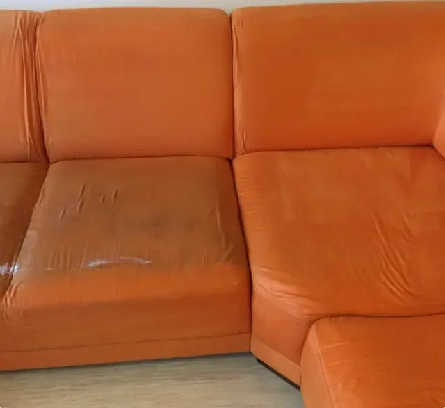 Oranžová rohová látková sedačka v obývačke, záber zo zákazky tepovania sedačiek