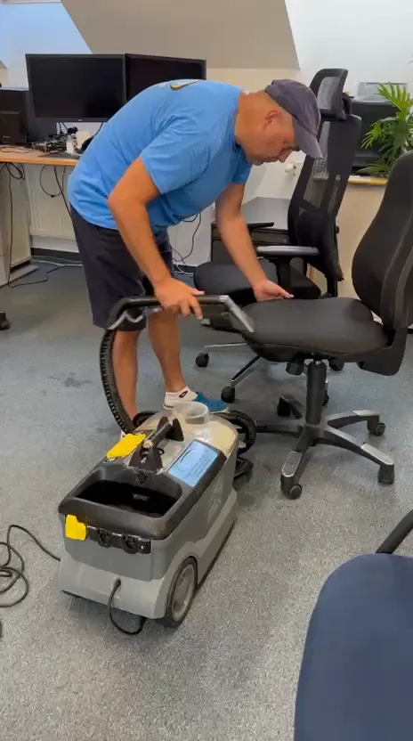 Video: pracovník tepuje sedák kancelárskej stoličky extrakčnou hubicou